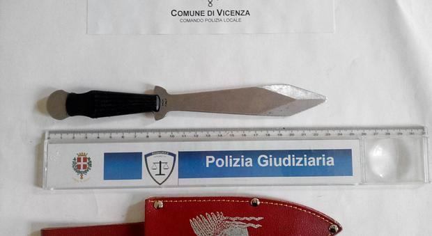 Il coltello sequestro dalla Polizia locale di Vicenza
