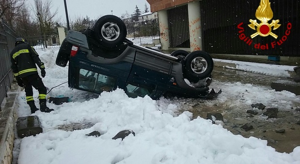 Irpinia, auto si ribalta sulla neve: volo di sei metri, anziano in ospedale