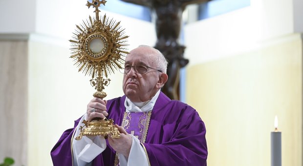 Vaticano, un secondo infetto in Segreteria di Stato. Il Papa: «Io non trasloco da Santa Marta»
