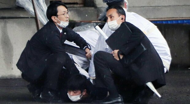 Giappone, esplosione al comizio di Kishida: il primo ministro si salva, arrestato l'attentatore