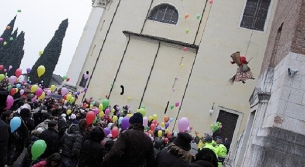 La Befana che scende dal campanile a Santorso nel 2016