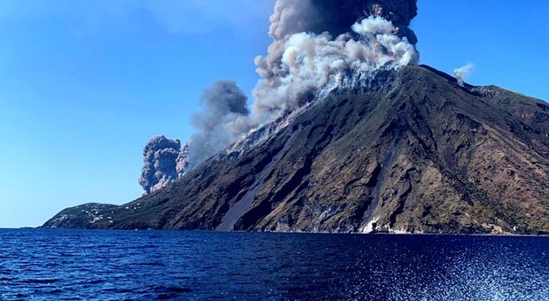 Stromboli, due forti esplosioni all'alba sul vulcano: «Nessun danno ma tanta paura»