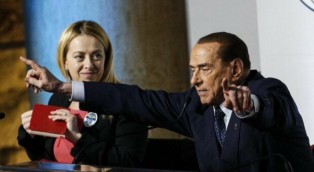 Berlusconi a Meloni: «Ecco i miei nomi, fai tu. Gli appunti? Non erano parole mie»
