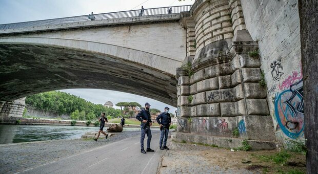 Roma, subisce un furto e tenta il suicidio (per disperazione) da Ponte Garibaldi: «Non ho più niente». Agenti lo salvano e fanno una colletta
