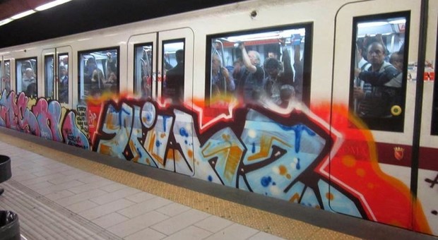 Roma, imbrattano con lo spray un vagone della metro: denunciati tre writer