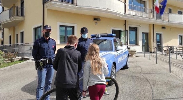 Cassino - Gli rubano la bici, la polizia la ritrova Emozione e ringraziamenti alla riconsegna