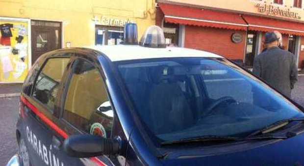 Ancona, negoziante si attacca all'auto del cliente che non paga e cade: è grave