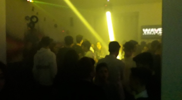 Napoli, anche i 12enni nella discoteca abusiva: «Violate tutte le leggi»