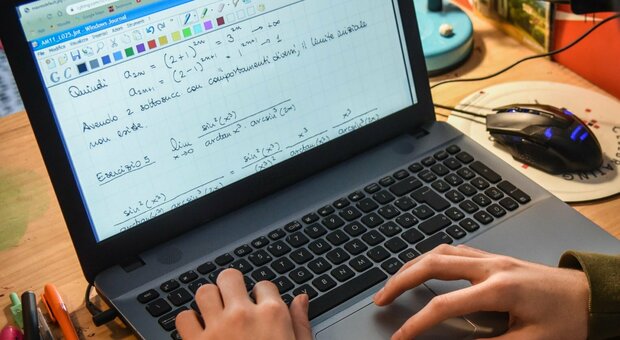 Uno studente segue la lezione a distanza su un personal computer