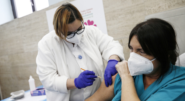 Vaccino anti Covid, i vaccinati in Italia sono quasi 33mila. Friuli, Bolzano e Lazio le più «virtuose»