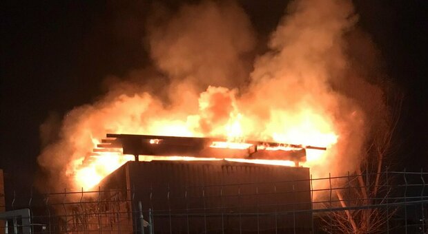 Scuola in fiamme a Torrevecchia, distrutta la palestra: alla "Donati" non si esclude il dolo Video