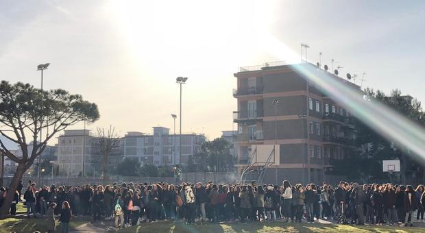 Liceo Flacco allagato, studenti di Portici in protesta per i mancati lavori
