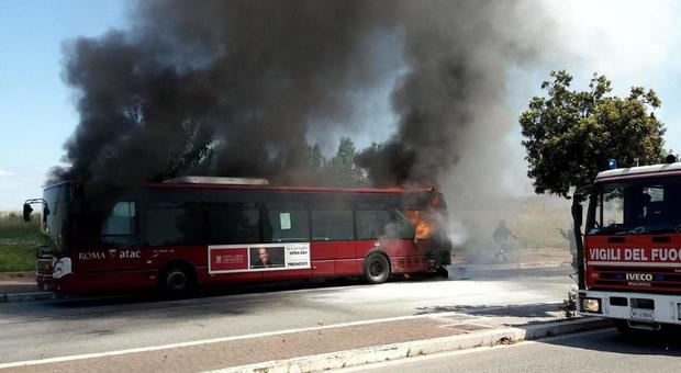 Roma, ancora un autobus a fuoco