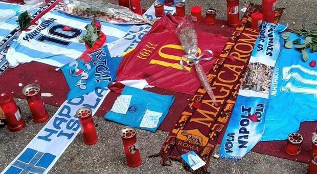 Maradona, la maglia di Totti fra quelle di Diego: la morte non separa i miti di due città