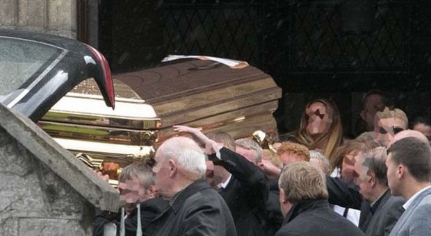 Una bara d'oro per seppellire il boss ucciso: scandalo al funerale