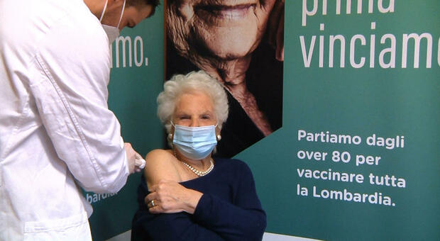Covid, Liliana Segre vaccinata oggi: «Sono molto felice, non abbiate paura di farlo»