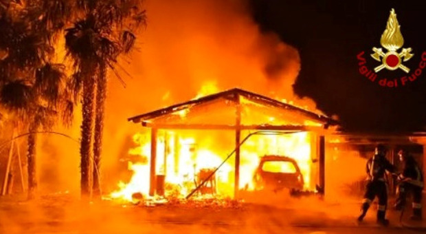 Il garage in fiamme a Mirano