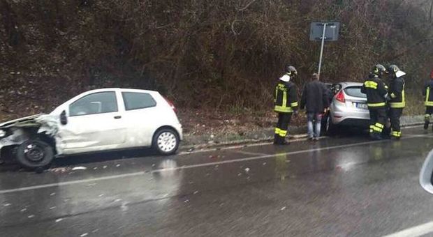 Frontale lungo la Salaria all'altezza di Ornaro illesi i conducenti, danni alle due autovetture