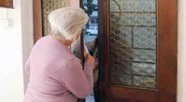«Nonna, un bicchiere d’acqua…»: svaligiata la casa di una 74enne