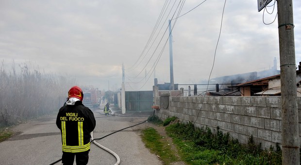 Fiumicino, brucia eternit al Passo della Sentinella. A fuoco una casa (Foto di Mino Ippoliti)