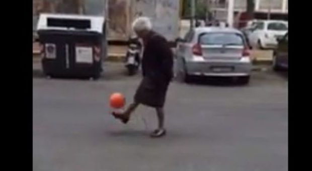 Roma, anziana signora palleggia in mezzo alla strada: il video è già cult