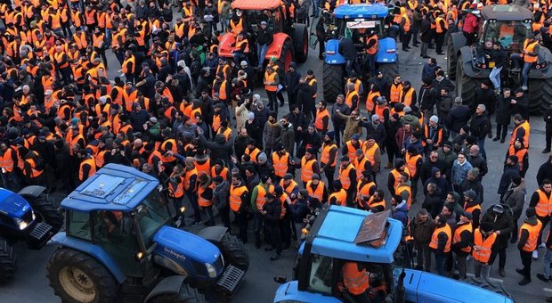 Gilet arancioni, la protesta di tremila agricoltori a Bari
