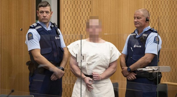Nuova Zelanda, il killer terrorista ammanettato sogghigna in aula