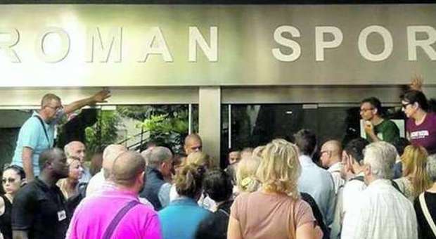 Chiude per fallimento la palestra vip, porte sbarrate al Roman Sport Center di Villa Borghese: protestano i soci