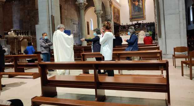 Messa a San Ciriaco:niente segno di pace e due persone per ogni panca