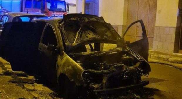 Auto distrutta dalle fiamme nella notte: i vigili del fuoco spengono l'incendio