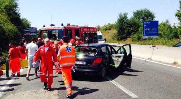 Roma, incidente tra tre auto su via Pontina: tre feriti, uno è grave