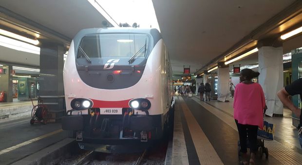 L'Odissea dei passeggeri sulla tratta Taranto-Roma: «Al caldo per ore, poi il treno è partito senza di noi»