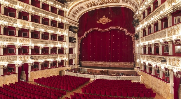 Napoli, il Teatro di San Carlo riapre alle visite guidate: riecco il viaggio nel Lirico più antico d’Europa