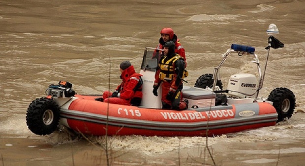 Terni, cade nel fiume Nera: uomo salvato dai vigili del fuoco
