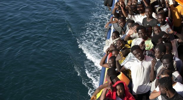 Migranti, naufragio davanti alla Libia. Si teme una strage: recuperati 8 cadaveri