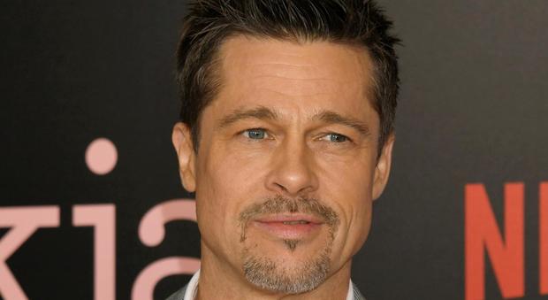 La nuova vita da single di Brad Pitt: "Flirta in incognito e si presenta come William"