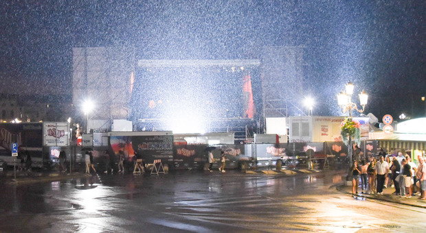 Pioggia e vento fortissimo:; il maltempo fa saltare il Festival Show
