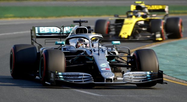F1, Gp Australia: Hamilton in pole, terza la Ferrari di Vettel