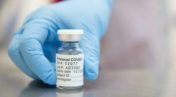 Vaccino Astrazeneca, l'azienda smentisce le voci: «É falso che non protegga dal Covid gli over 65»