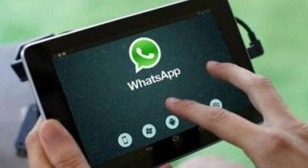 Whatsapp, rischio privacy: "Chiunque può leggere i messaggi"