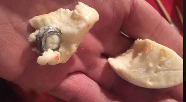 Trova un dado di bullone nel formaggio aperto per cena: "La mie bimbe hanno rischiato di morire"