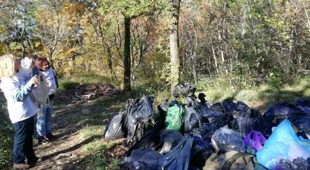 I rifiuti lasciati dai migranti nei boschi