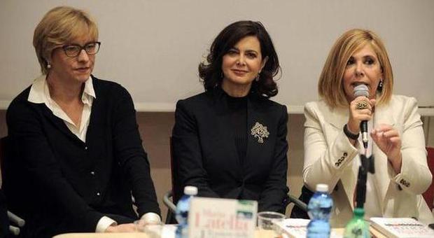 Maria Latella (dx) con Roberta Pinotti e Laura Boldrini (LaPresse)