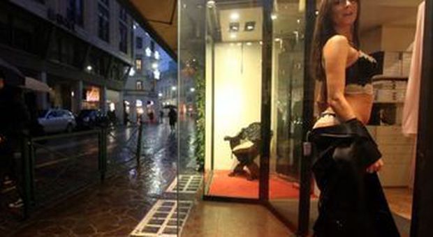 La modella in carne e ossa nella vetrina di piazza Borsa (Photo Journalist)