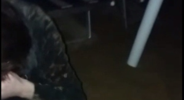 Un frame dal terribile video del pestaggio del ragazzo a Lignano Sabbiadoro