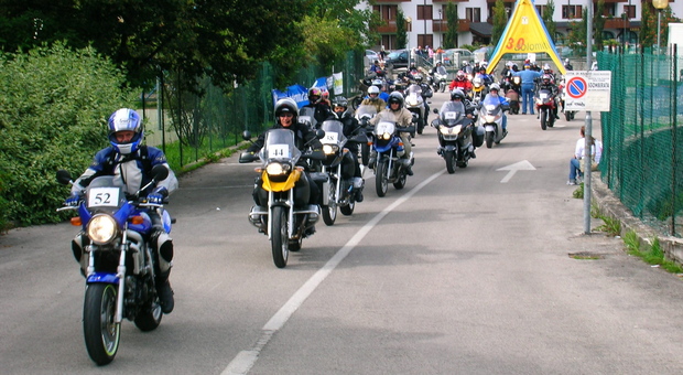 Un gruppo di motociclisti in giro per le Dolomiti