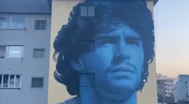 Maradona, ecco un altro murales: omaggio sui muri di Frattamaggiore