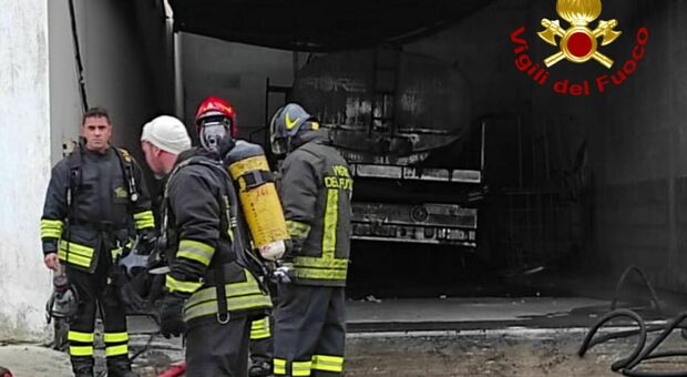 Autocarro in fiamme nella zona industriale di Racale: indagini in corso