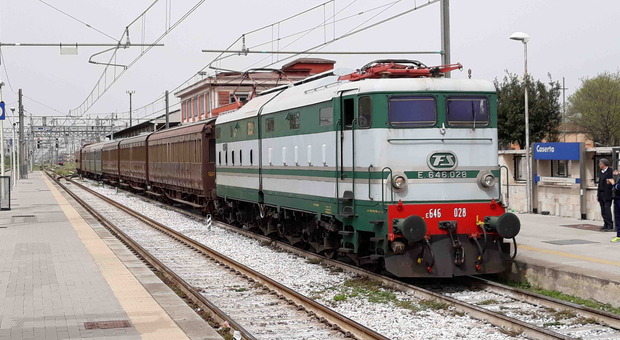 Reggia Express, ultimo appuntamento con il treno d'epoca da Napoli a Caserta