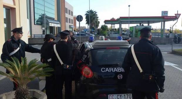 Roma, terrorizza con il coltello due donne in strada e le palpeggia: intervengono i passanti